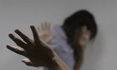 Homem quebra um banco de madeira na perna da mulher