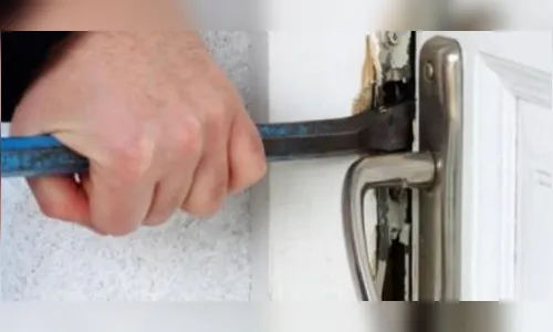 Adolescente arromba casa, cai no sono e é apreendo pela polícia