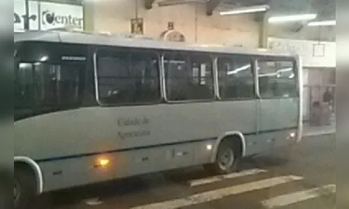 Mulher finge passar mal e 'bate carteira' de idoso dentro de ônibus