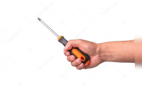 Homem ameaça 'cravar' uma chave de fenda na namorada