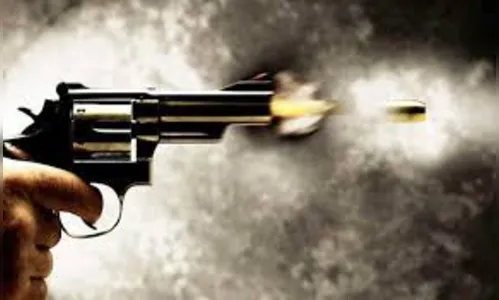 Homem briga com a mãe e efetua disparos pela rua na região