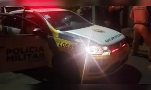 Mulher tem braço quebrado pelo filho que ainda a agride com chineladas