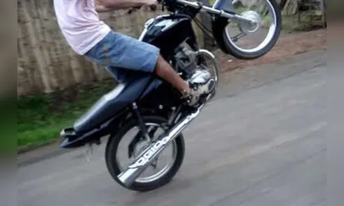 Adolescente é flagrado fazendo malabarismo com moto