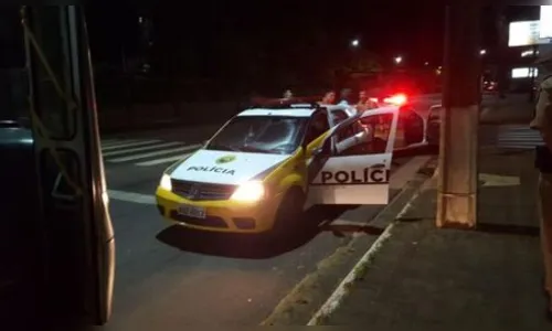 Mulher é presa após assalto e ameaça contra vítima