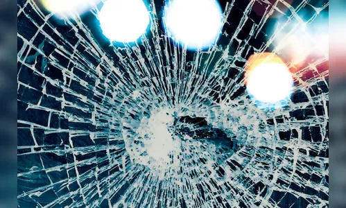 Carro estacionado é alvejado por disparo de arma de fogo