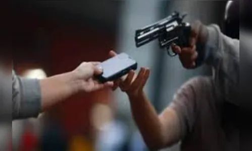 Trio armado invade e assalta empresa na Zona Leste