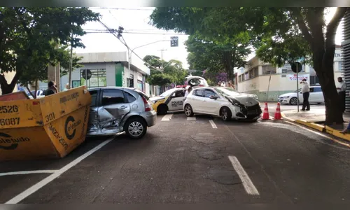 Carros envolvidos em acidente na área central são removidos; vídeo
