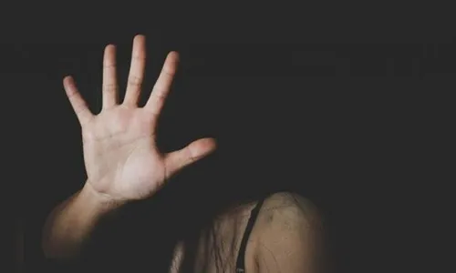 Marido fura pneu do carro, corta a mão da esposa e vai preso