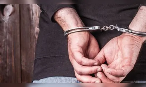 Homem de 33 anos é preso com mandado judicial em aberto