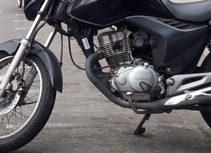 Homem usa martelo para roubar motocicleta na região