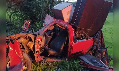 Colisão frontal entre carro e caminhão deixa dois mortos na PR-435