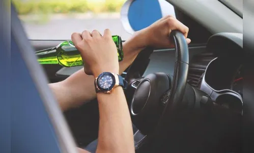 Homem bate em moto e vai preso por embriaguez ao volante