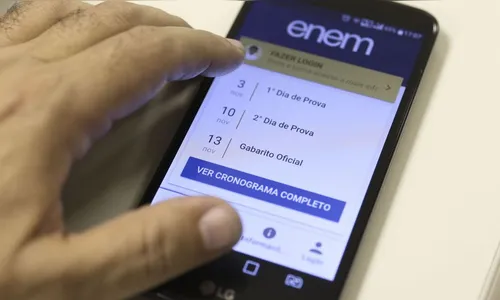 Estudantes do Enem lidam com internet precária e estudos pelo celular