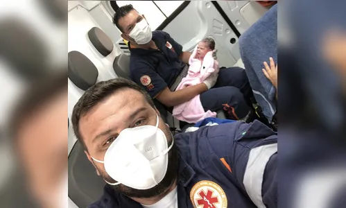 Socorristas do Samu Arapongas fazem parto dentro de ambulância
