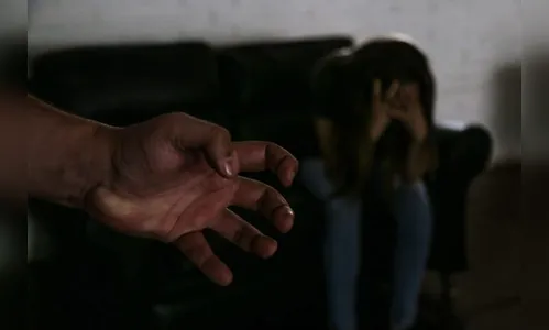 Homem chega em casa bêbado e agride mulher a chutes