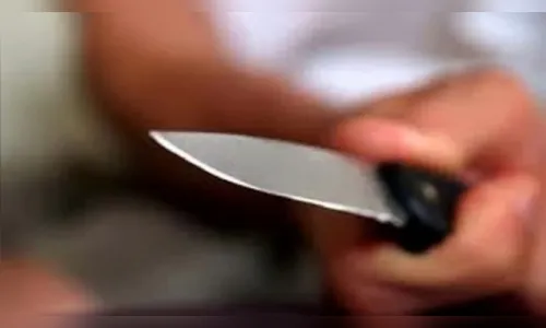 Homem embriagado ataca mulher com faca ao ser acusado de traição