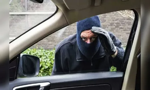Carro é furtado com a chave na ignição e documentos
