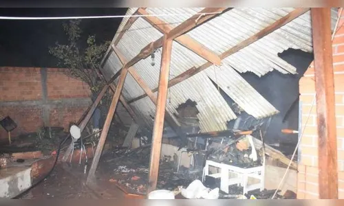 Mulher de 27 anos é presa por colocar fogo em casa