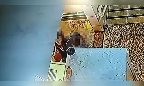 Imagens de segurança flagram homem queimando adolescente com isqueiro; Vídeo