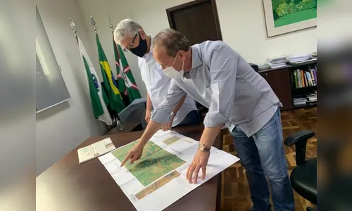Carlos Gil apresenta projeto de pedras irregulares a Norberto Ortigara