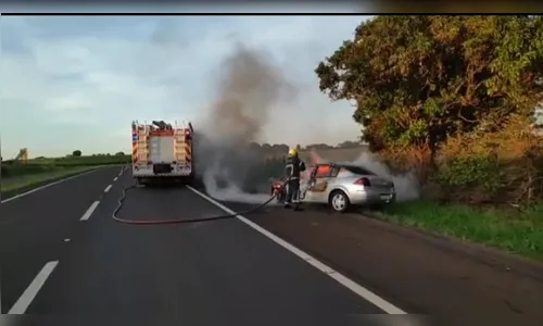 Carro é encontrado pegando fogo na rodovia entre Apucarana e Cambira