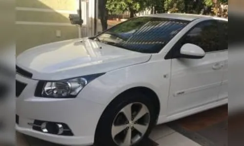 Ladrões roubam GM/Cruze quando vítima entrava na garagem