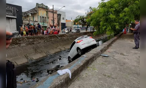 Câmera de segurança flagra momento em que carro atropela família; Vídeo