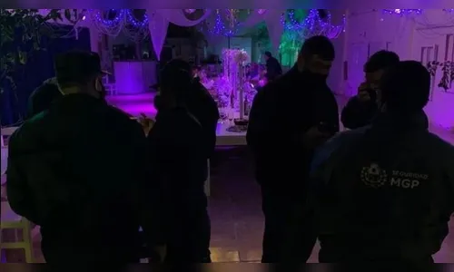 Ao interromperem festa de swing, policiais são confundidos com strippers