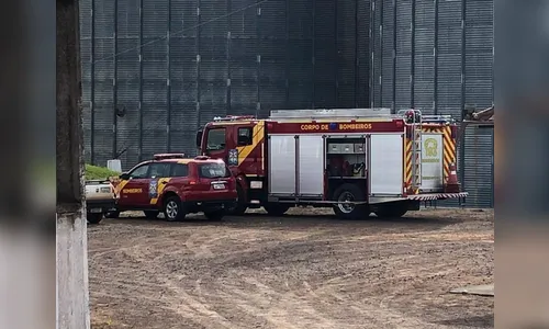 Equipe dos Bombeiros trabalha para resgatar corpo de trabalhador em silo