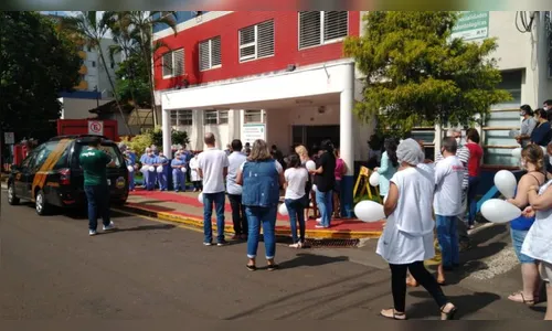 Colegas homenageiam técnica de enfermagem, vítima da Covid