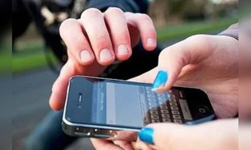 Mulher tem celular roubado por dois homens no Parque Industrial