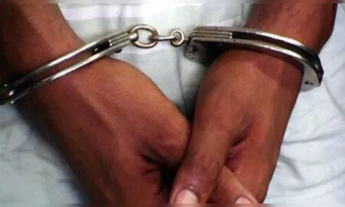 Menor é apreendido com arma de fogo e moto roubada