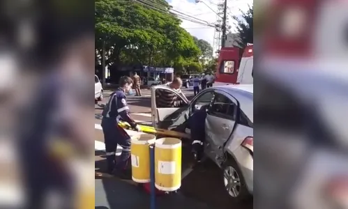 Duas pessoas ficam feridas em acidente no centro de Arapongas