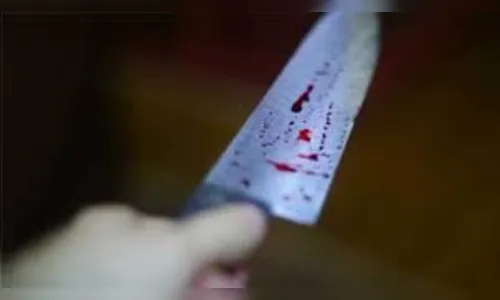 Homem tenta agredir esposa com golpes de faca no rosto e vai preso