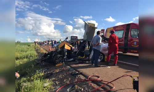 Sete pessoas ficam feridas após batida entre ônibus e carro na PRC-487