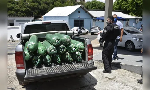 Polícia apreende cilindros na White Martins e entrega em hospital de Manaus