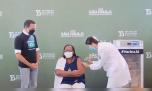 Enfermeira de São Paulo é a primeira brasileira vacinada contra Covid