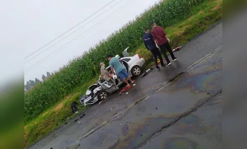 Cinco pessoas ficam feridas em batida entre carros na PR-466