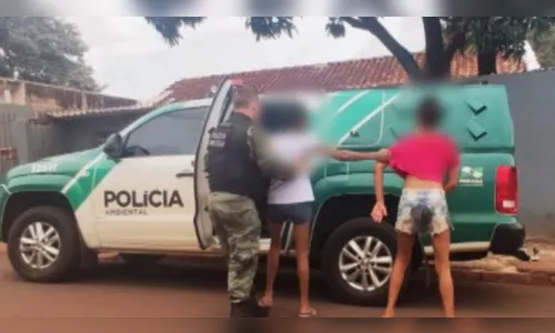 Mulheres são presas acusadas de matarem cachorrinhos a pauladas