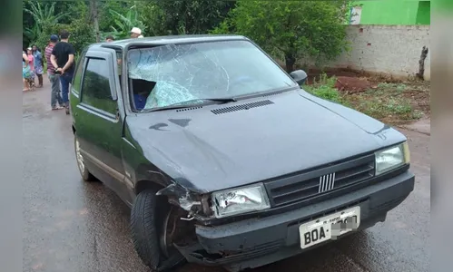 Adolescente bate moto contra carro e fica gravemente ferido