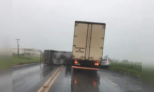 Acidente com carreta é registrado na PR-218; vídeo