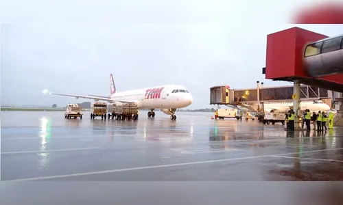 Avião com primeiras doses da vacina contra a Covid-19 chega ao Paraná