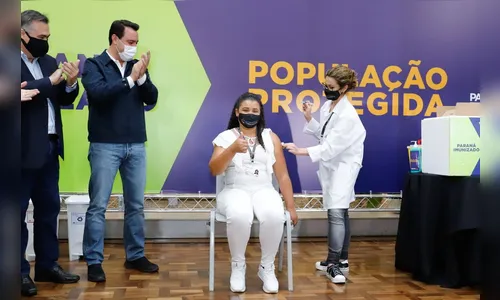 Enfermeira de 44 anos é a primeira paranaense a ser vacinada