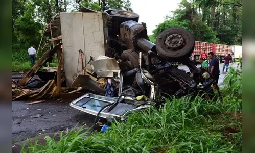 Duas pessoas morrem em acidente entre caminhão e dois carros na PR-323