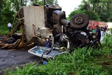 Acidente envolveu dois carros e um caminhão  