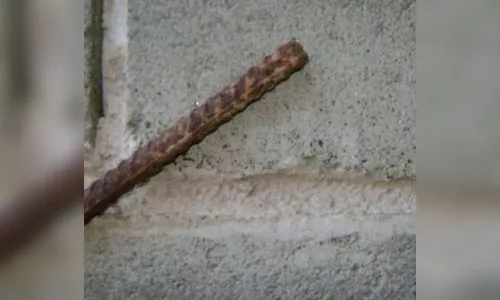 Homem é preso após ameaçar a mulher com uma barra de ferro