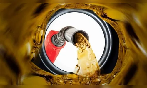 Aumento de 7,6% da gasolina em refinarias começa a valer nesta terça-feira (19)