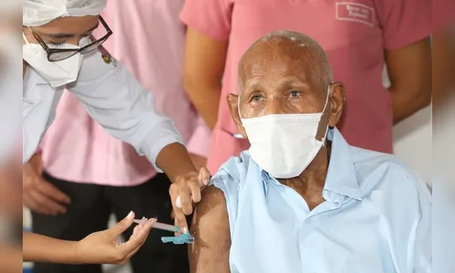 Idoso de 106 anos é vacinado contra a covid-19