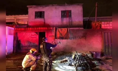 Homem morre após ser amarrado em sofá e queimado vivo
