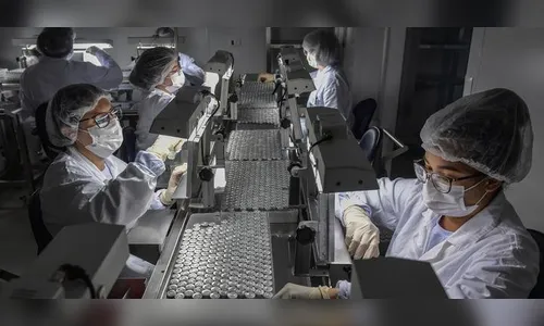 Falta de matéria-prima para vacinas ameaça atrasar imunização no Brasil